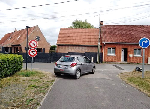 panneaux signalisation routière contradictoires