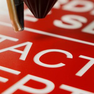 plastique bicouche signalétique gravure laser