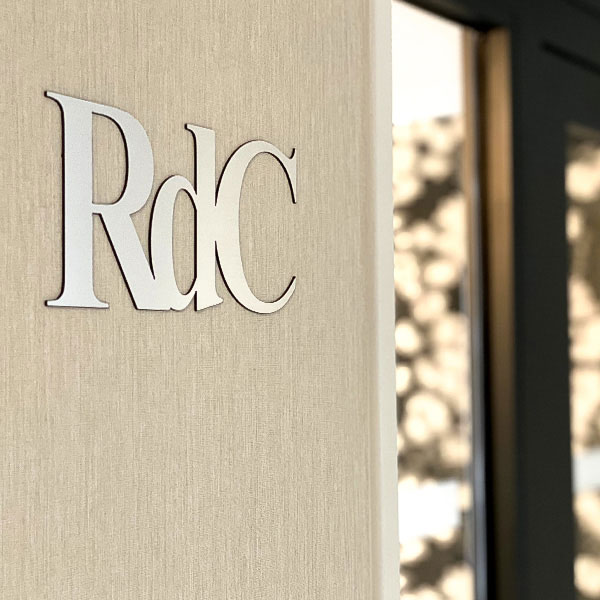 plastique bicouche signalétique halle entrée